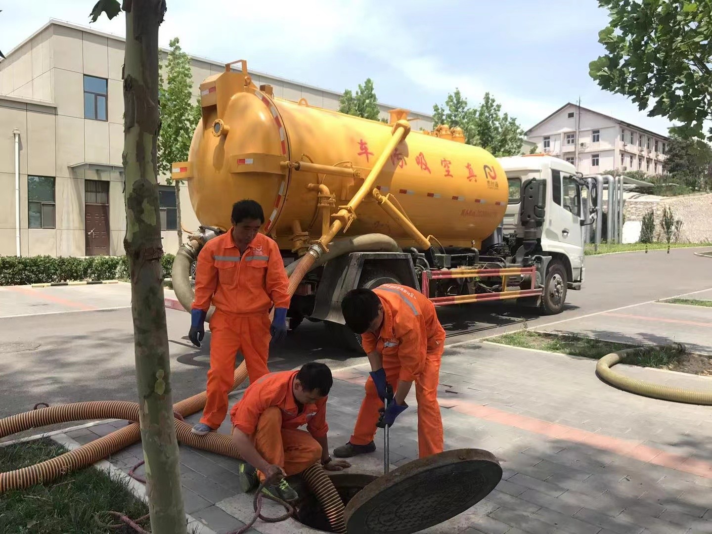 南昌管道疏通车停在窨井附近